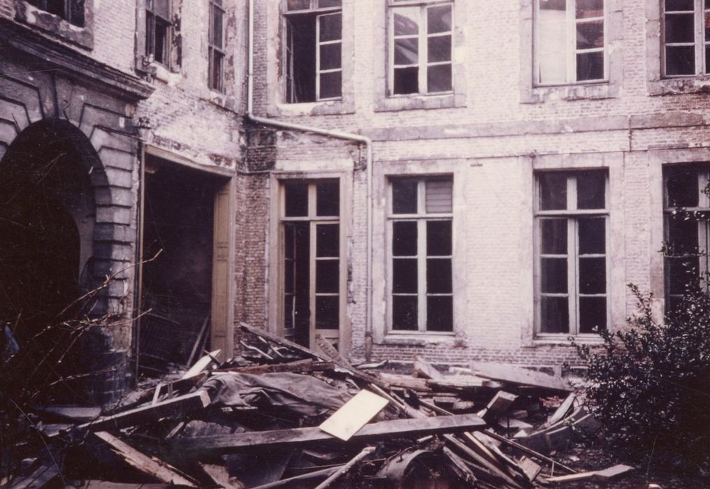 façades sur cour, vue partielle