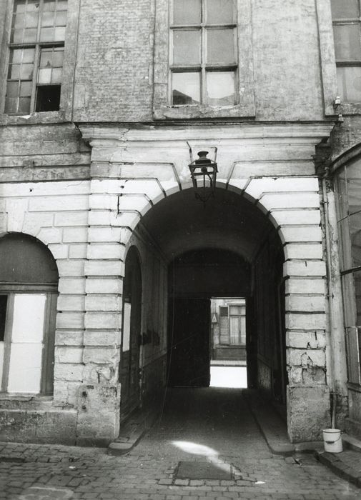 cour intérieure, passage vers la rue