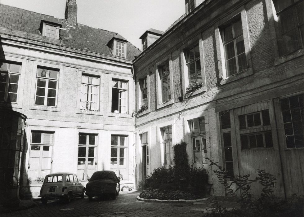 façades sur cour, vue partielle