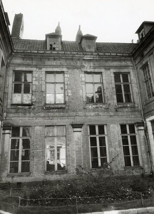 façades sur cour, vue partielle