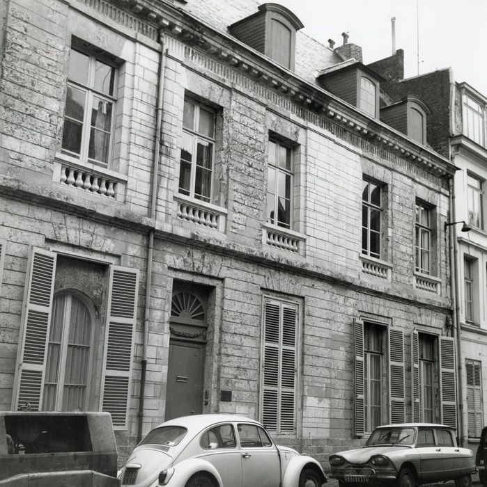 façade sur rue, vue partielle