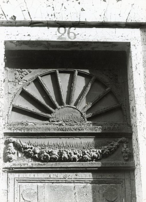 porte d’accès sur rue du n°26, détail du tympan