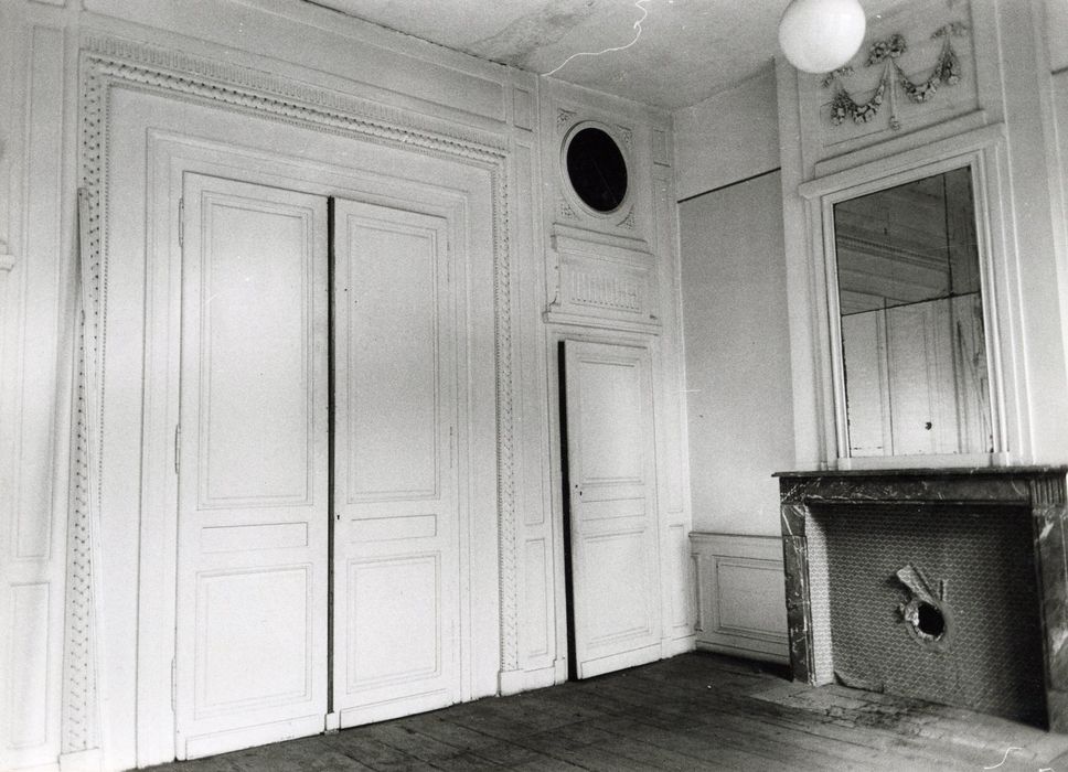 1er étage, chambre, lambris de revêtement, vue partielle