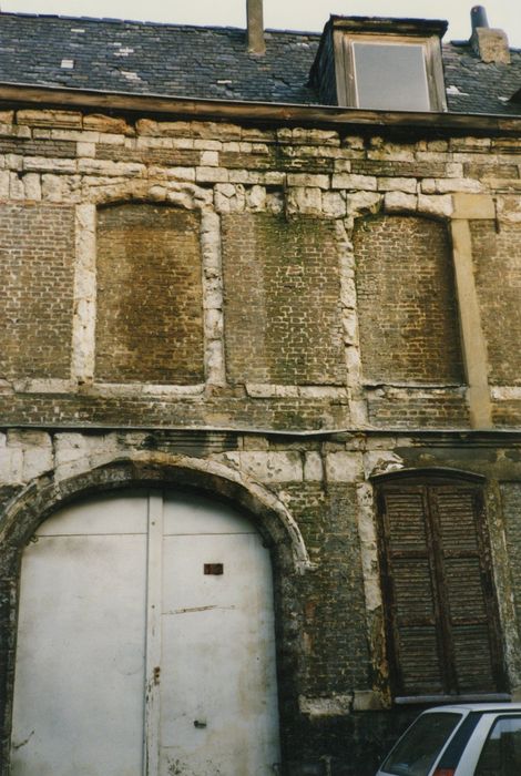 façade sur rue, vue partielle