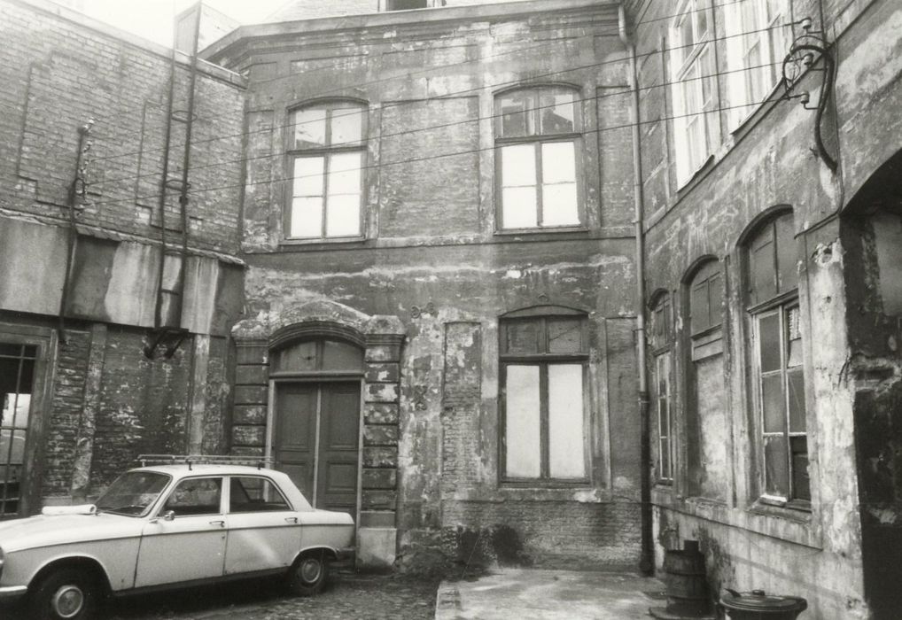 façades sur cour, vue partielle