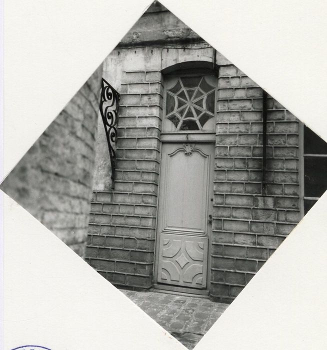 porte d’accès sur cour