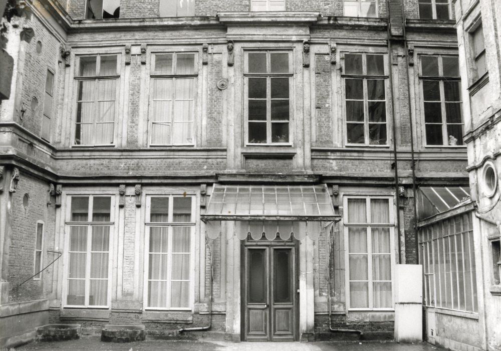 façade sur cour du n°11, vue partielle