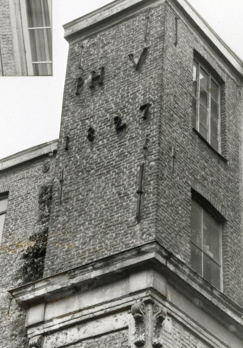 façade sur cour du n°11, vue partielle