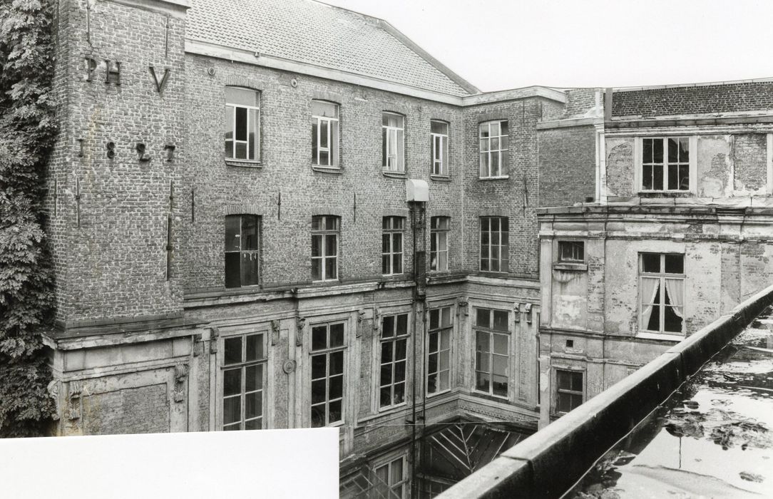 façades sur cour du n°11, vue partielle