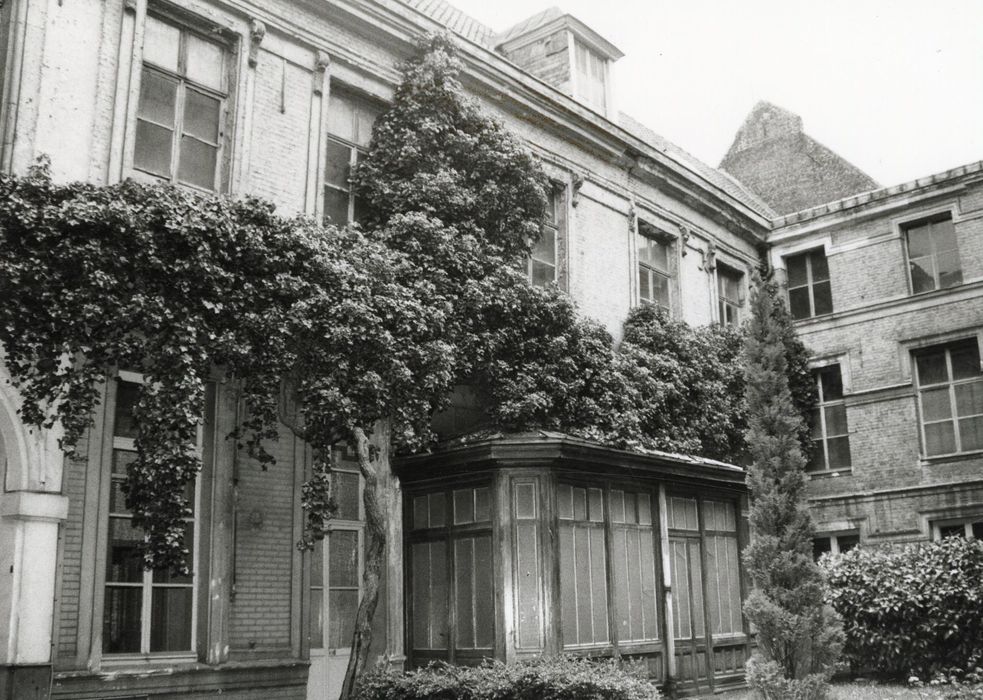 façades sur cour du n°11, vue partielle