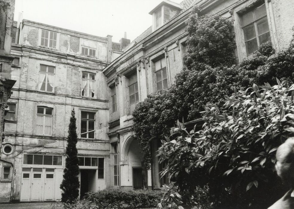 façades sur cour du n°11, vue partielle