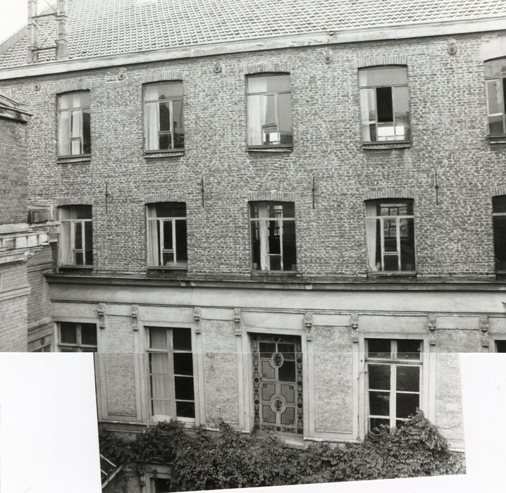 façade sur cour du n°11, vue partielle