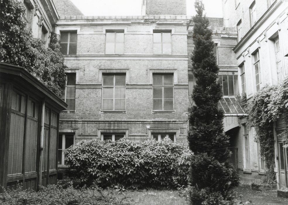 façades sur cour du n°11, vue partielle