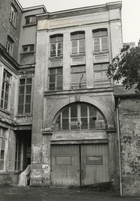 aile du bâtiment construit au-dessus de l’ancien canal, façade sur cour