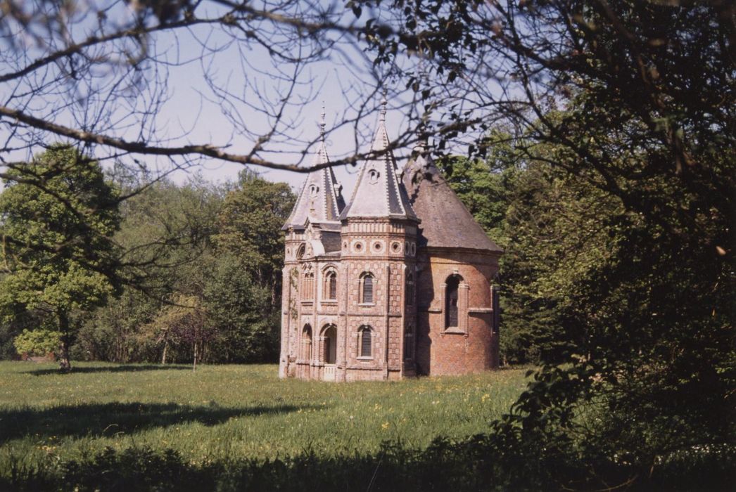 vue générale de la chapelle dans son environnement depuis le Sud