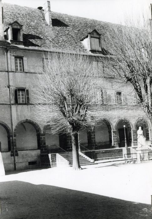 façade sud-est sur cour, vue partielle