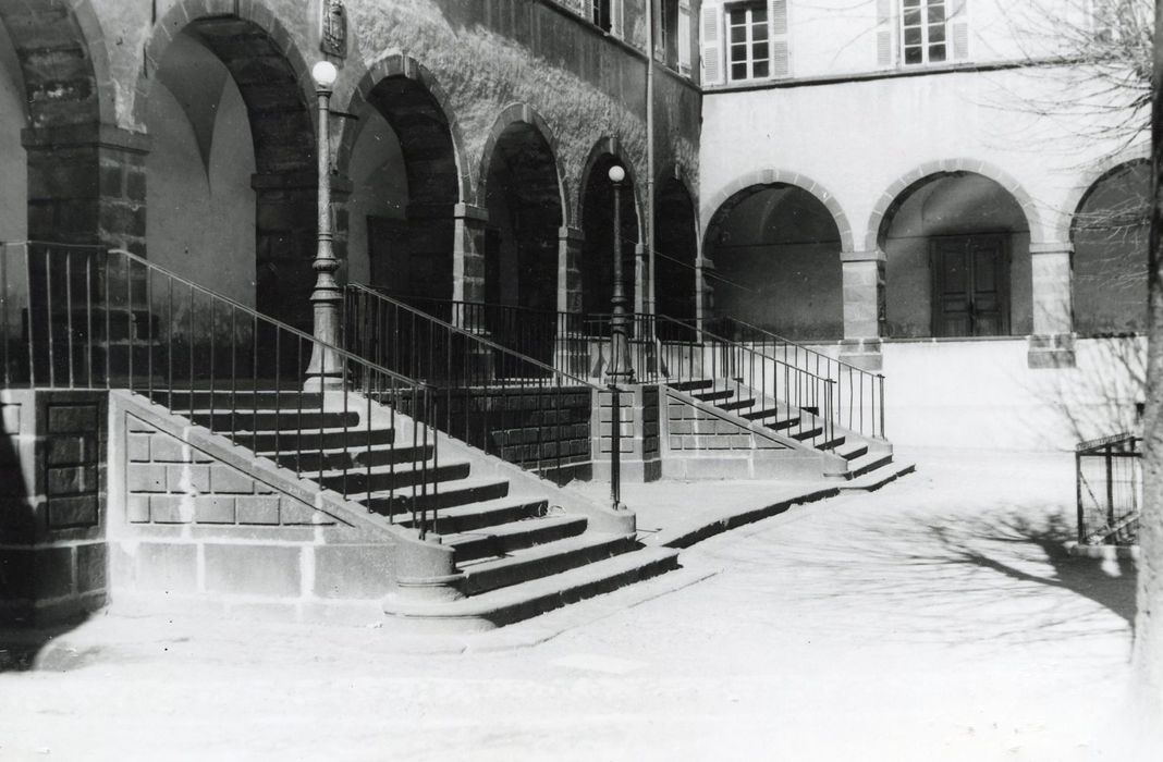 perron de la façade sud-est sur cour