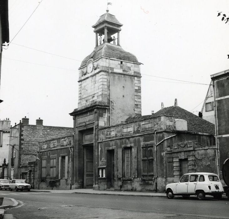 vue générale du beffroi depuis la rue