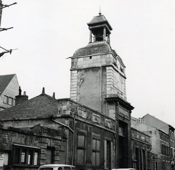 vue générale du beffroi depuis la rue