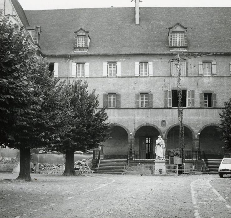 façade sud-est sur cour, vue partielle