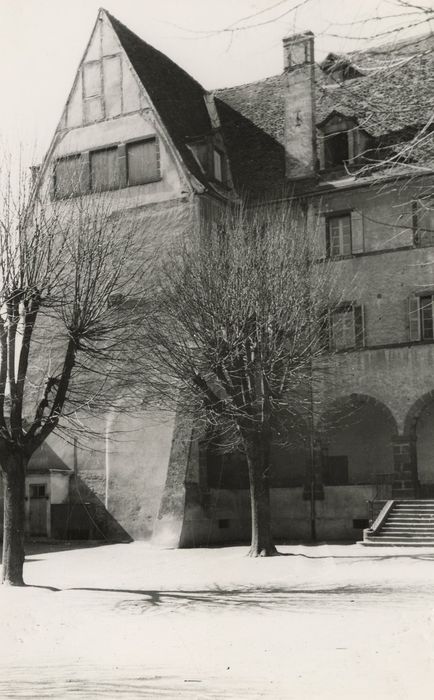 façade sud-est sur cour, vue partielle