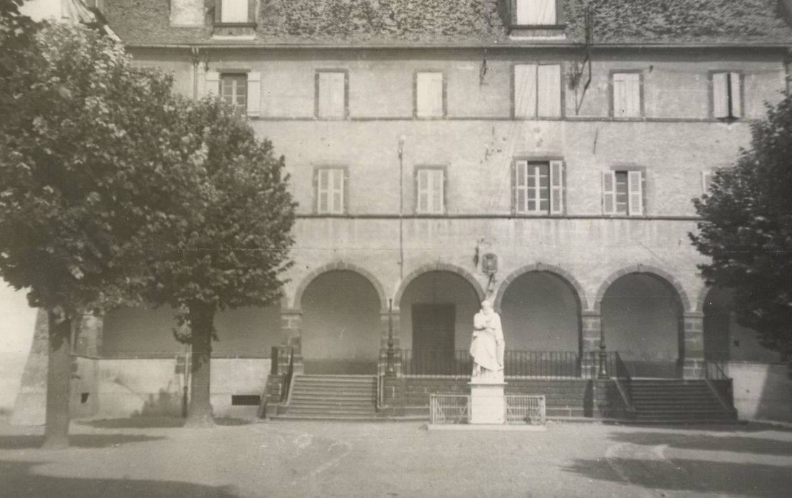 façade sud-est sur cour, vue partielle