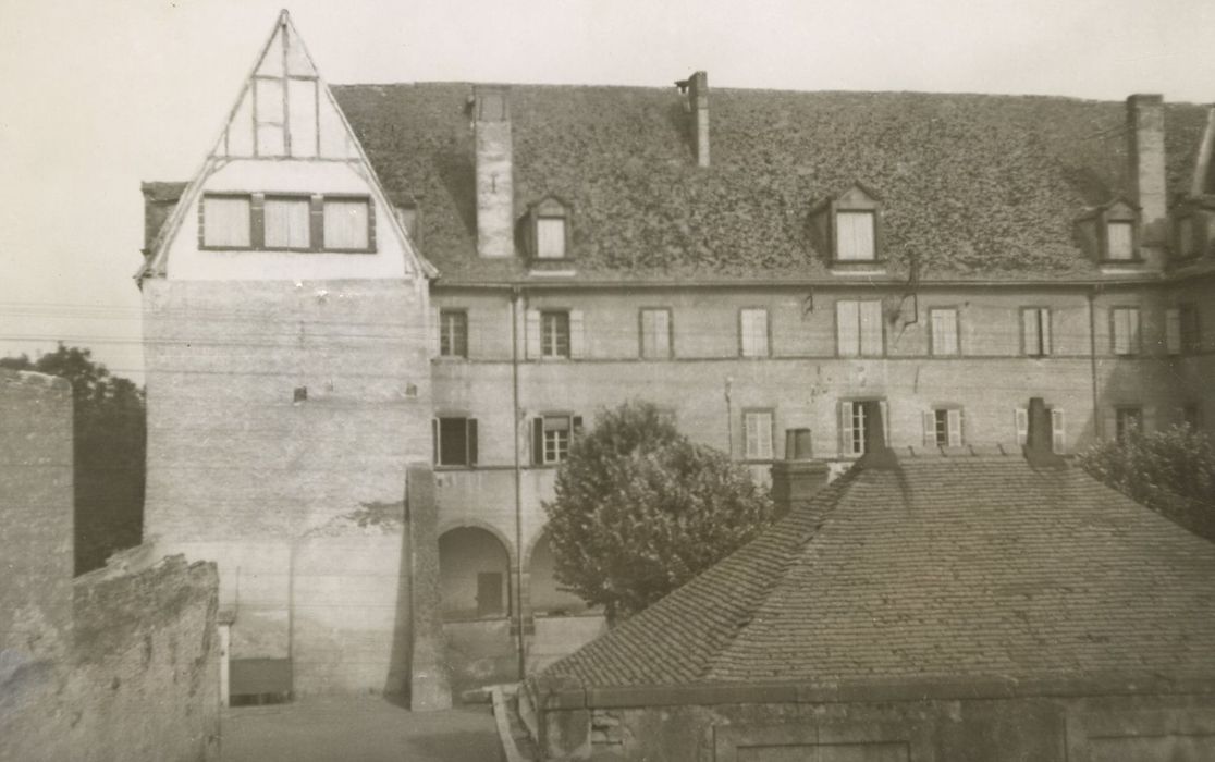 façade sud-est sur cour, vue partielle