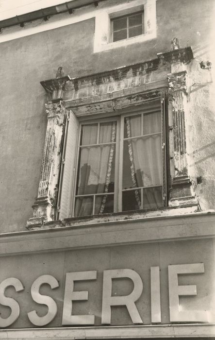 façade sur rue, détail de la baie du 1er niveau