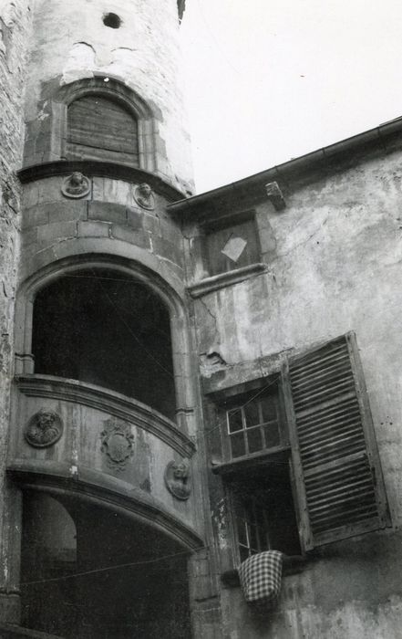 cour intérieure, tourelle d’escalier, vue partielle