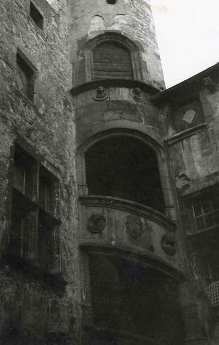 cour intérieure, tourelle d’escalier, vue partielle