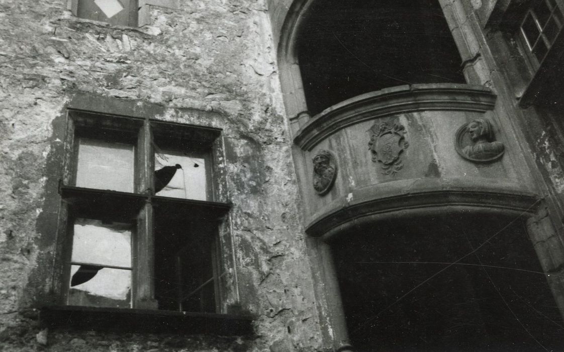 cour intérieure, tourelle d’escalier, vue partielle