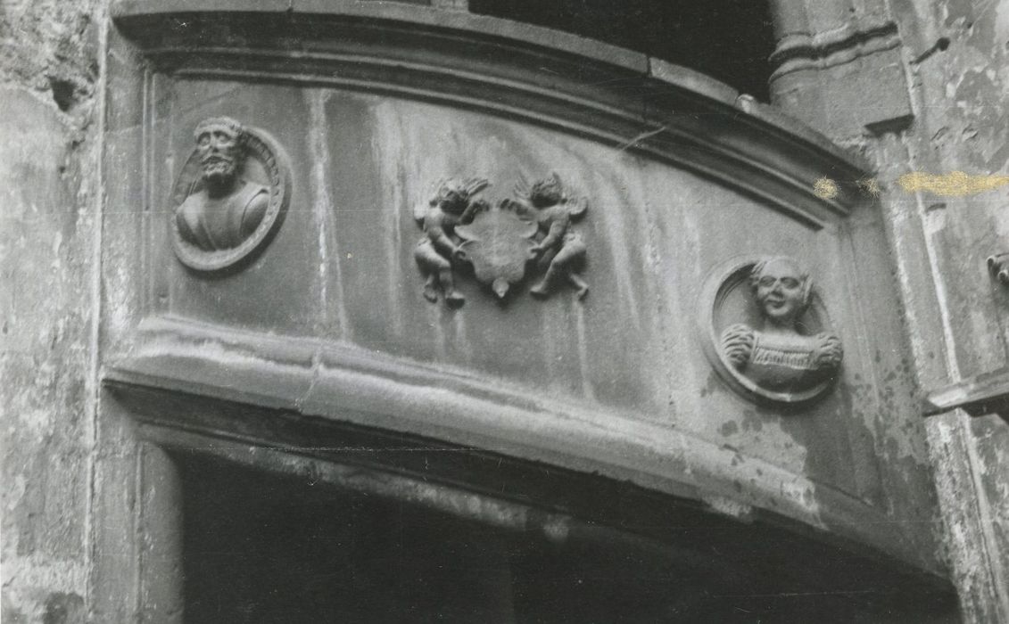 cour intérieure, tourelle d’escalier, détail