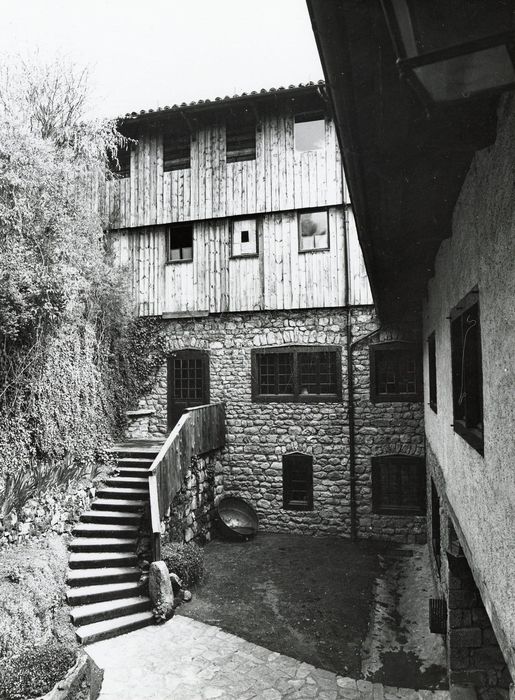 cour intérieure, vue partielle des façades