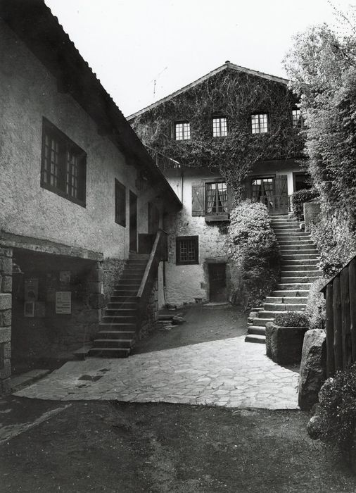 cour intérieure, vue partielle des façades