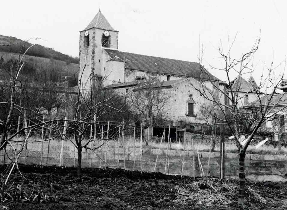 vue partielle de l’église dans son environnement depuis le Sud-Ouest