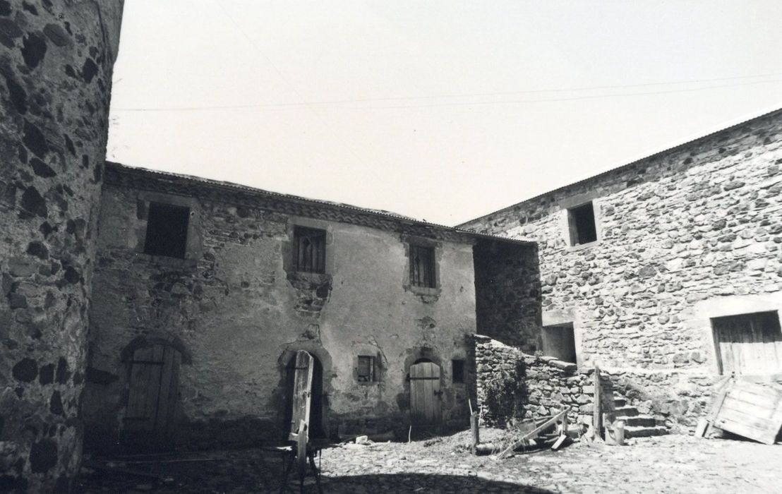 bâtiment ouest et nord, façades est et sud sur cour