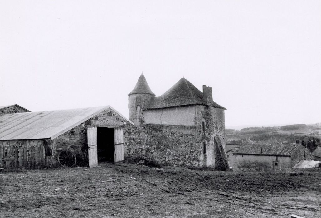 vue partielle du manoir et des bâtiments annexes depuis le Nord-Ouest