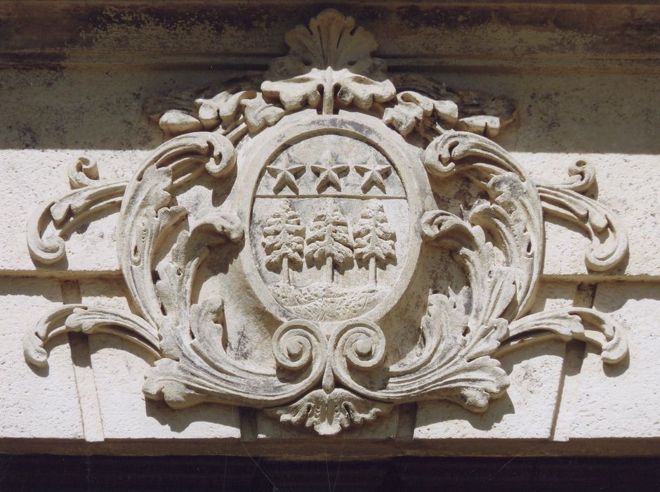 façade est, détail du linteau armorié de la porte d’accès