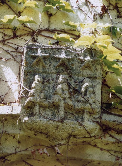 détail d’un bas-relief armorié