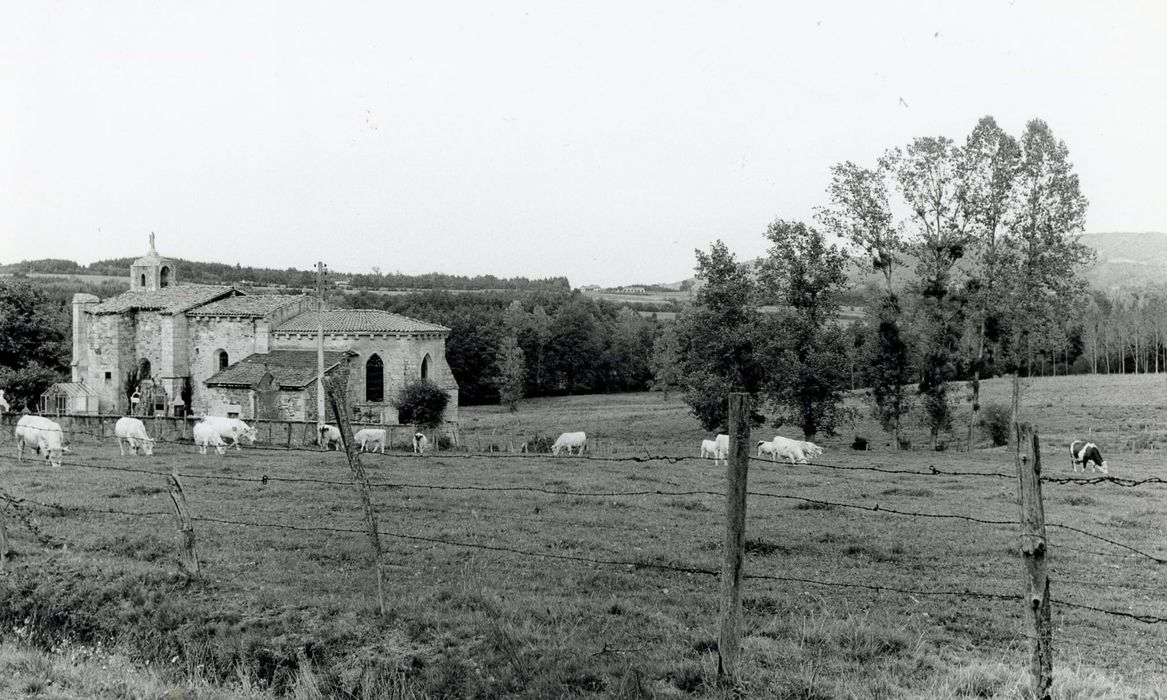 vue générale de l’église dans son environnement depuis le Sud-Est