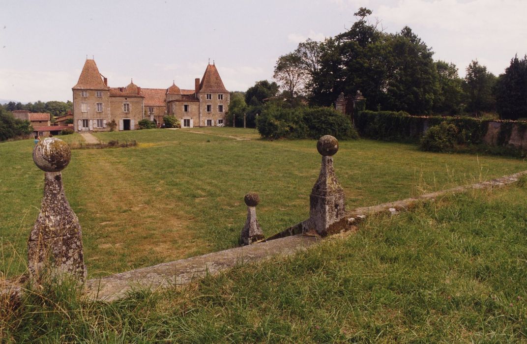 vue générale du château dans son environnement depuis le Nord-Ouest