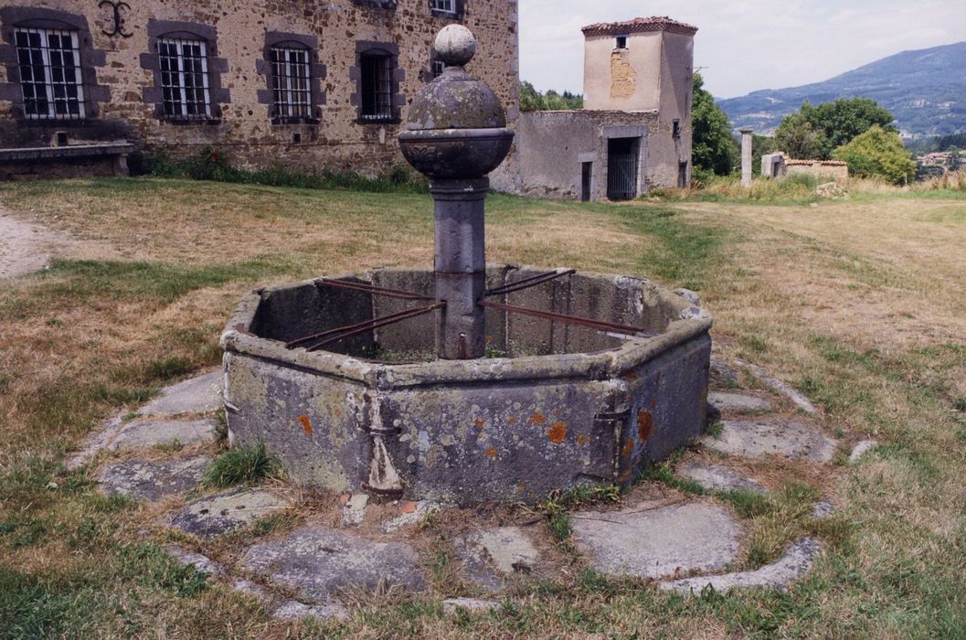 fontaine extérieure à l’Est