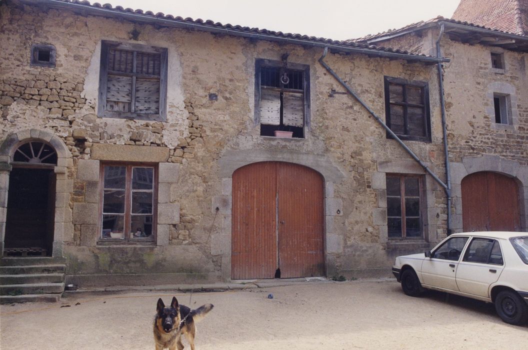 aile sud, façade nord-est sur cour