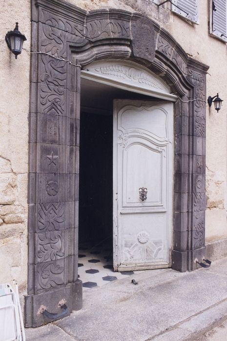 porte d’accès à l’aile nord depuis la cour intérieure