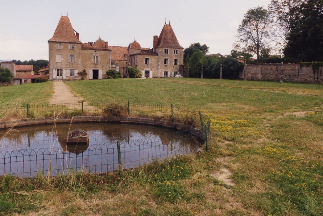 vue générale du château dans son environnement depuis le Nord-Ouest