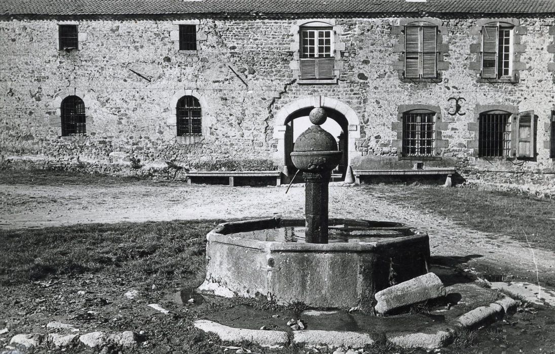 fontaine extérieure à l’Est