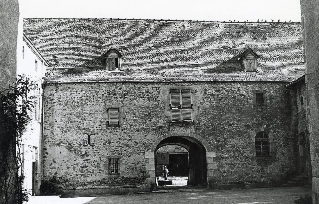 aile est, façade nord-ouest à la cour intérieure