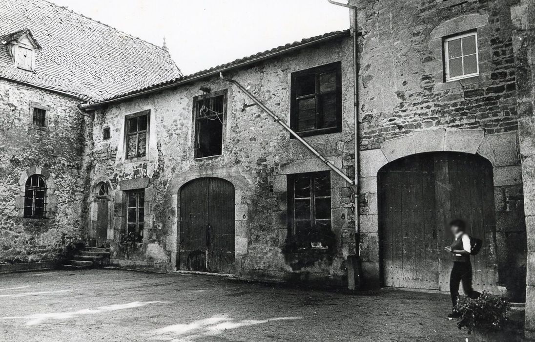 aile sud, façade nord-est sur cour