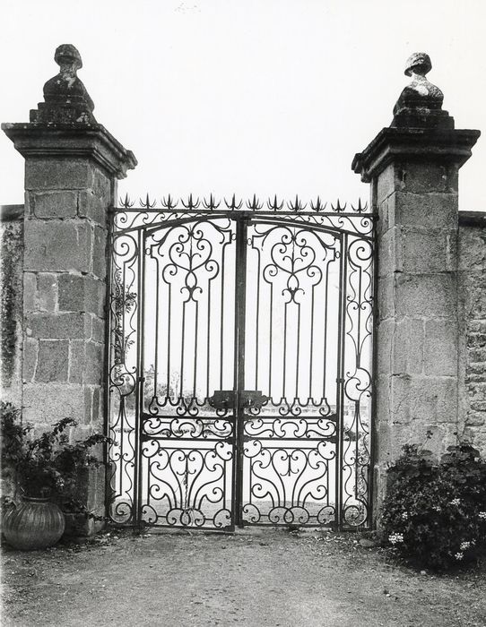 portail d’accès au jardin depuis la cour intérieure