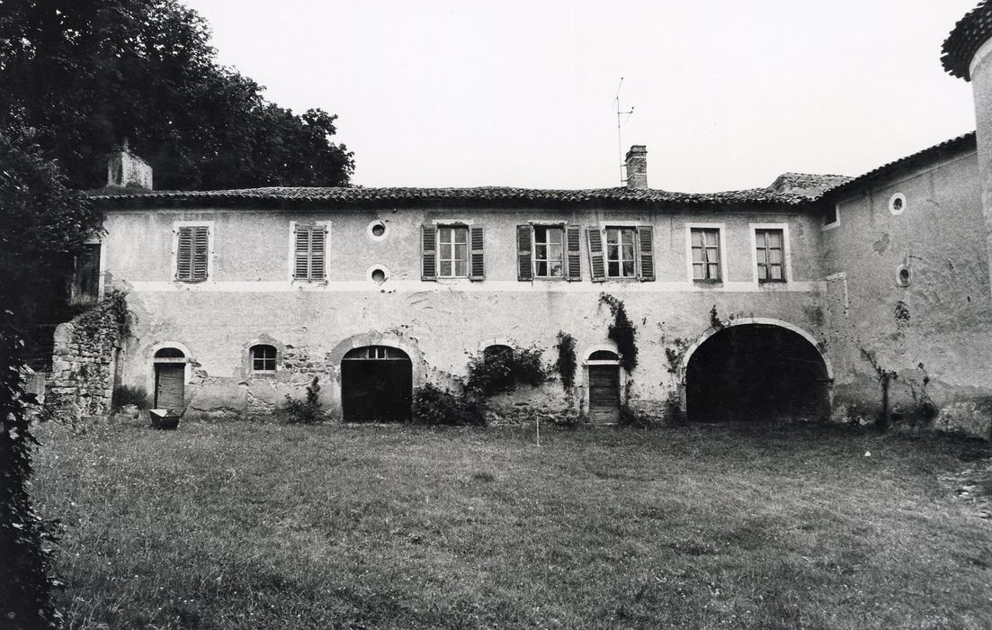 aile nord, façade sud-est sur cour